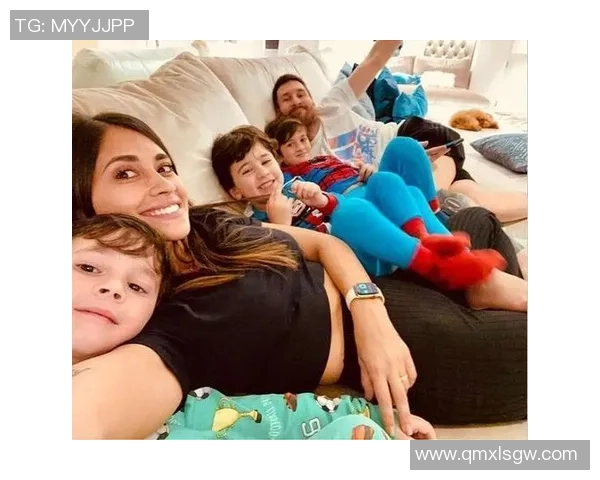 足球明星甜蜜亲吻女友视频引发热议网友纷纷点赞评论不断